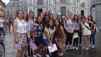 Group photo of students standing in front of an iconic building in Florence, Italy